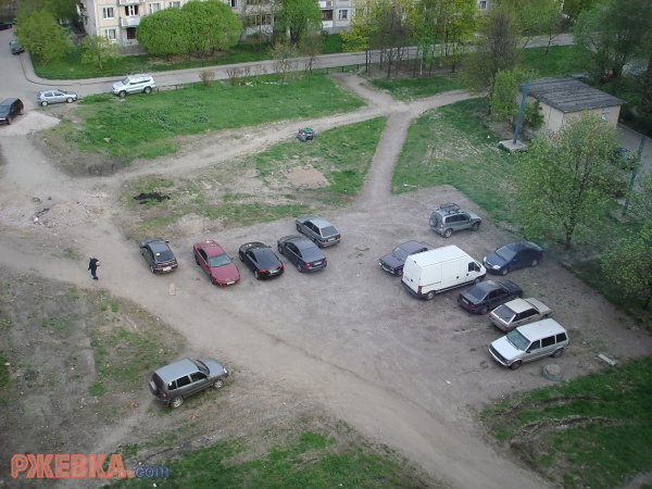 Детская площадка превратилась в автостоянку.