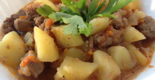 Как тушить картошку с мясом в кастрюле