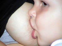 Правильное прикладывание ребенка к груди.